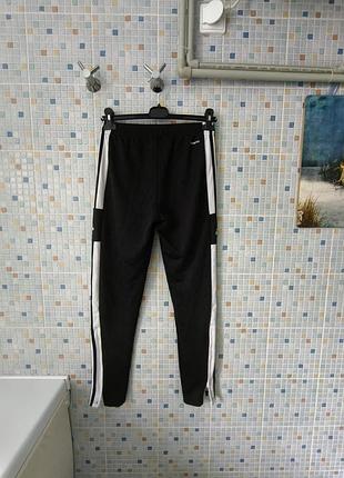 Спортивные штаны adidas.