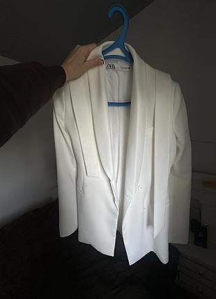 Білий крутезний піджак zara