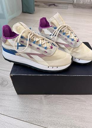 Кросівки reebok бежеві з фіолетовими та синіми елементами