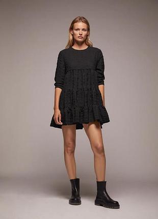 Черное фактурное платье с воланами zara, размер м