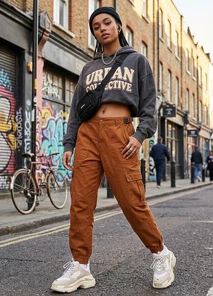 Женские брюки карго от испанского бренда pull &amp; bear (артикул модели: 9671/315/703) в горчично-коричневом цвете (camel / mustard)