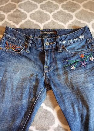 Сині джинси американського бренду lucky brand (лінія dungaree co. з фірмовою шкіряною нашивкою на поясі).