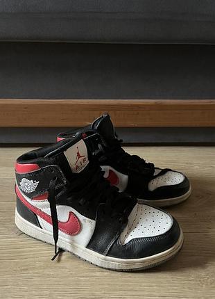 Кросівки унісекс nike air jordan 1 mid чорно-білі з червоним