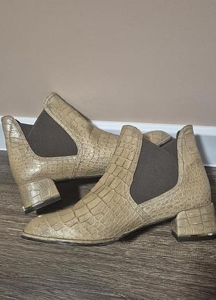 Жіночі ботильйони челсі stuart weitzman, бежеві, розмір 38, шкіра