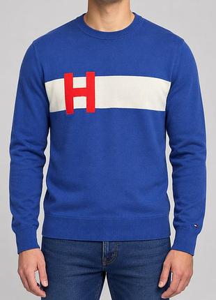 Чоловічий синій светр бренду tommy hilfiger із великою червоною літерою «н» (у стилі varsity / college)