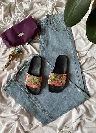 Кожаные женские шлепанцы gucci gg blooms supreme с фирмым узором gg supreme и ярким цветочным принтом 38 (37) 23.5 см., 24см