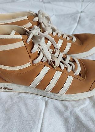 Классные кроссовки ботинки утепленные adidas