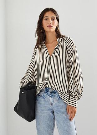 Стильна смугаста блуза h&m з пишними рукавами та v-вирізом вільний крій ідеальний стан розмір xs - s -m в біло-чорну полоску віскоза