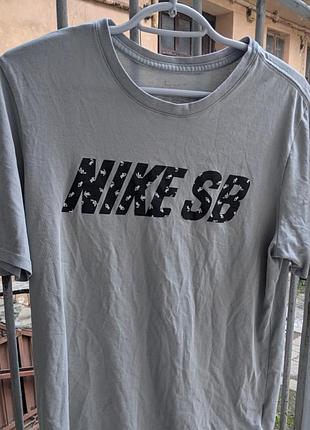 Футболка чоловіча nike sb сіра з принтом