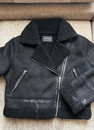 Коротка чорна дублянка stradivarius
