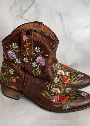 Колекційні шкіряні козаки buffalo boots (made in spain) з квітковою вишивкою