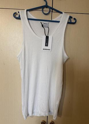 Кроп топ майка трикотажна в рубчик подовжена по фігурі біла базова слім bershka slim м 28 нова з бірками