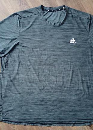 Брендова футболка adidas.
