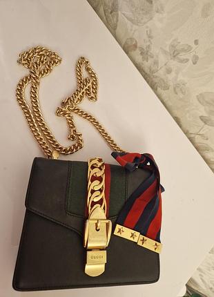 Сумка для жінок gucci sylvie mini чорна зі шкіри