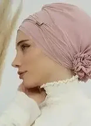 Жіночий тюрбан чалма з декоративною квіткою та металевою фурнітурою (пудрово-рожевий)