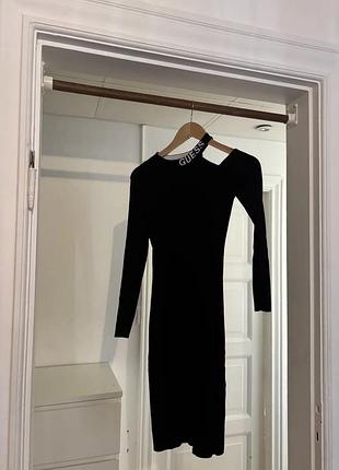 Черное платье в рубчик с открытым плечом guess