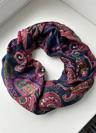 Фірмовий вінтажний легкий шарф-хомут відомого британського бренду tie rack, прикрашений яскравим орнаментом пейслі