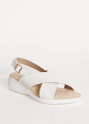 Сандалі босоніжки cushion walk off white crossover sandal - ultra wide fit (eeeee)