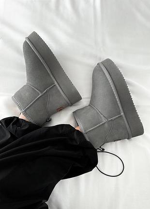 Ugg mini platform cool grey suede 
🟣матеріал: натуральна замша, водовідштовхувальна пропитка 💦
🟣виробник: китай 🇨🇳
🟣розміри: 37-41
 ціна: 2899