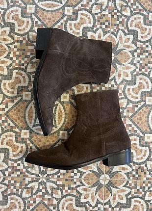 Чоловічі стильні казаки з натуральної замші asos design, eu 44,5. коричневі черевики у стилі western з загостреним носком і стійким каблуком.