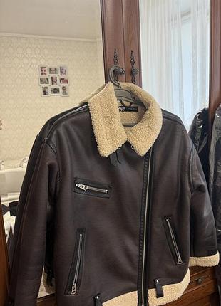 Жіноча дублянка zara темно-коричнева з бежевим хутряним коміром