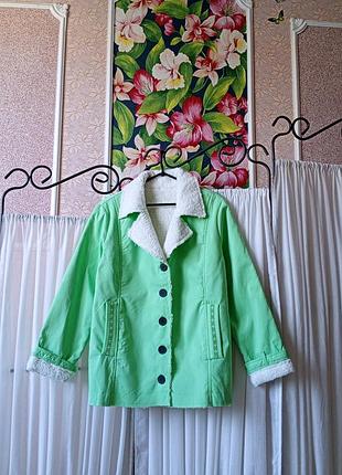 Красива салатова куртка на еко хутрі.