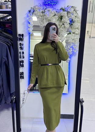 Оливковий трикотажний костюм від бренду zara