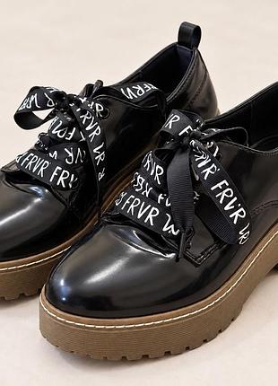 Туфлі жіночі bershka чорні лаковані на масивній підошві, розмір 37