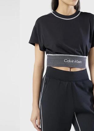 Укороченный черный топ-футболка от calvin klein