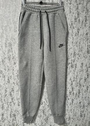 Спортивні штани nike sportswear tech fleece.