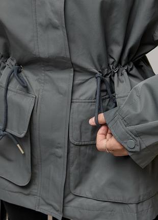Жіноча парка сірого кольору