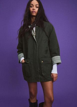 Вощена куртка парка stradivarius кольору хакі у стилі barbour