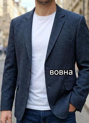 Чоловічий вовняний піджак від бренду gino moreno виконаний у темно-синьому кольорі з фактурним меланжевим ефектом