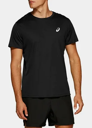 Спортивна футболка чорного кольору від бренду asics.