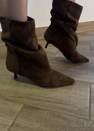Жіночі коричневі замшеві черевики на підборі kitten heels
