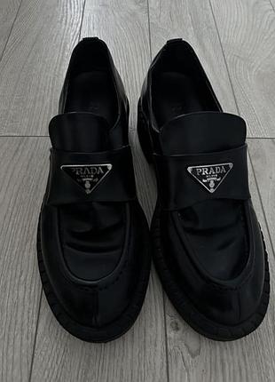 Жіночі лофери prada чорні