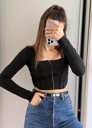 Кроп топ в корсетному стилі bershka з квадратним вирізом на грудях з гачками чорний лонгслів