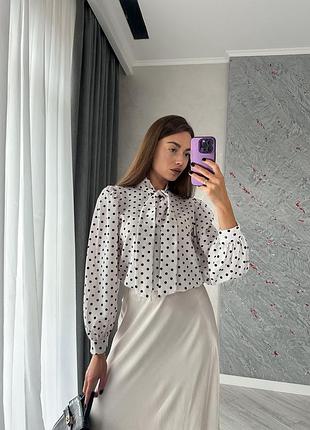 Біла сорочка в горошок