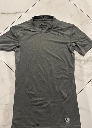 Чоловіча спортивна футболка nike pro combat сіра