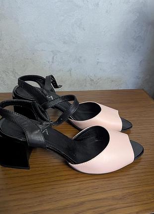 Кожа босоножки удобная каблук беж черные 39-40