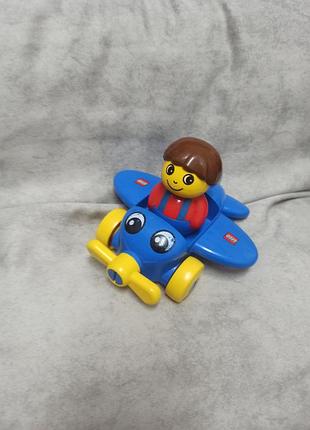 Ігровий набір серії lego primo —  синій літачок із жовтим пропелером і фігуркою пілота