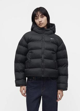Жіноча зимова куртка nike у чорному кольорі