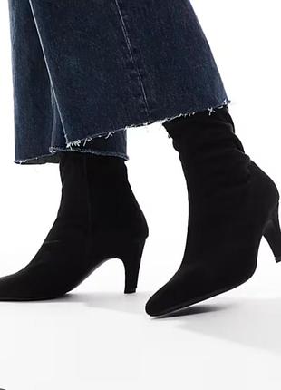 Черные женские батильоны-носки(sock boots)острым мысом и утонченным невысоким каблуком типа kitten heel