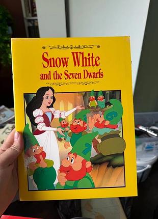 Disney snow white and the seven dwarfs (англійською мовою)