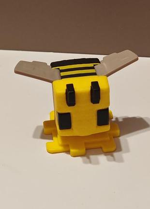 Коллекционная фигурка пчелы (bee) из совместной серии happy meal от mcdonald's и игры / фильма «майнкрафт».