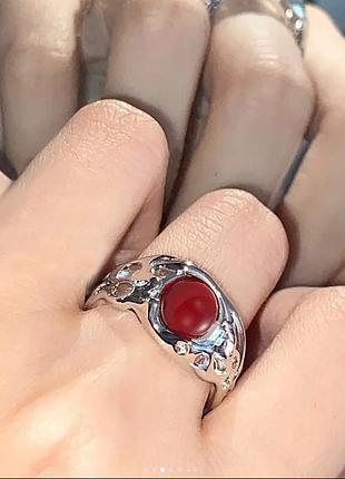Кільце з червоним каменем