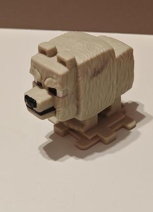 Коллекционная фигурка волка денниса (dennis the wolf) из серии happy meal в mcdonald’s, выпущенной в рамках промо-акции к фильму «майнкрафт»