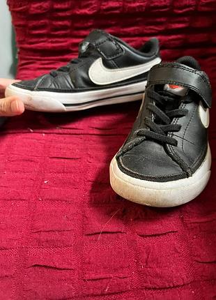 Кросівки дитячі nike court legacy у класичному чорно-білому забарвленні. чорні з білим логотипом на липучці