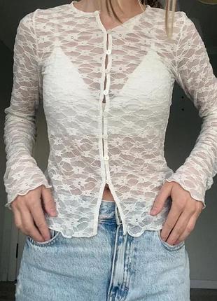 Белый кружевной кардиган от бренда bershka облегающего кроя с длинными рукавами, круглым вырезом и тонкими пуговицами спереди