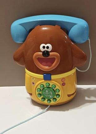 Интерактивный телефон hey duggee interactive telephone  выполненный в виде персонажа дагги из мультсериала «клуб дагги» (hey duggee).